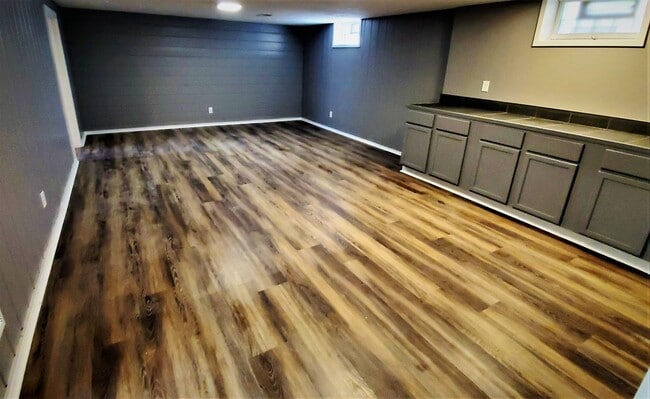 Building Photo - Updated 4 BR / 3 BA SFH w/ Hdwd Flrs, Sunny Porch, 2-car Garage in Robbinsdale!