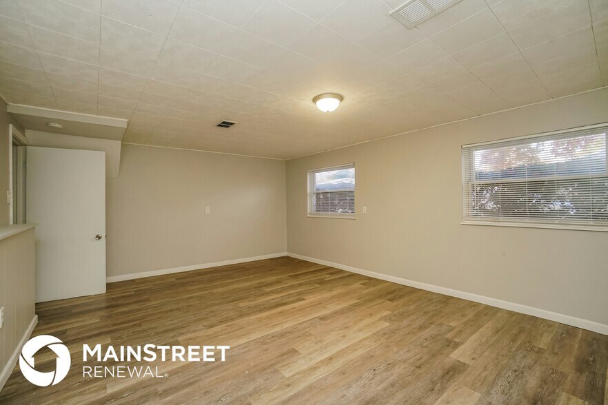 Building Photo - 2258 Majestic Dr W