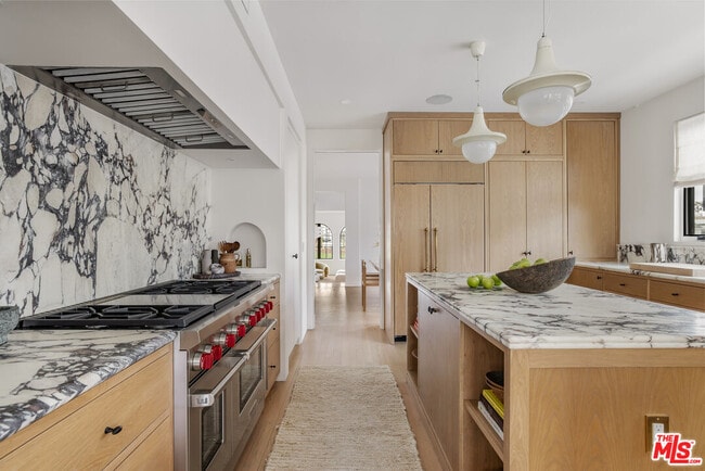 Building Photo - 5201 Vía Donte