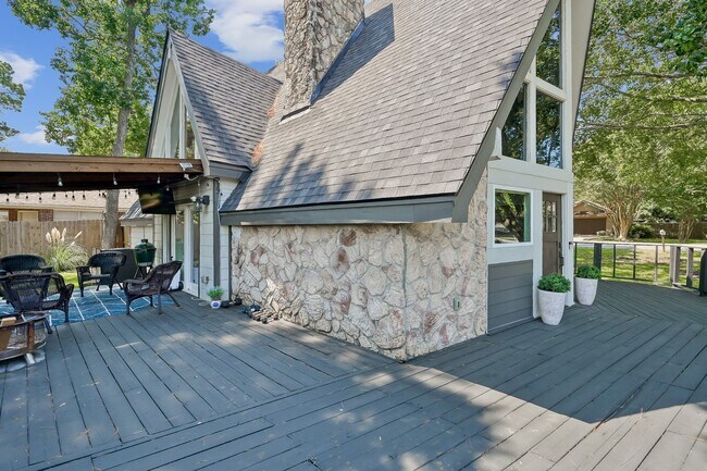 Building Photo - 446 Fantasy Ln