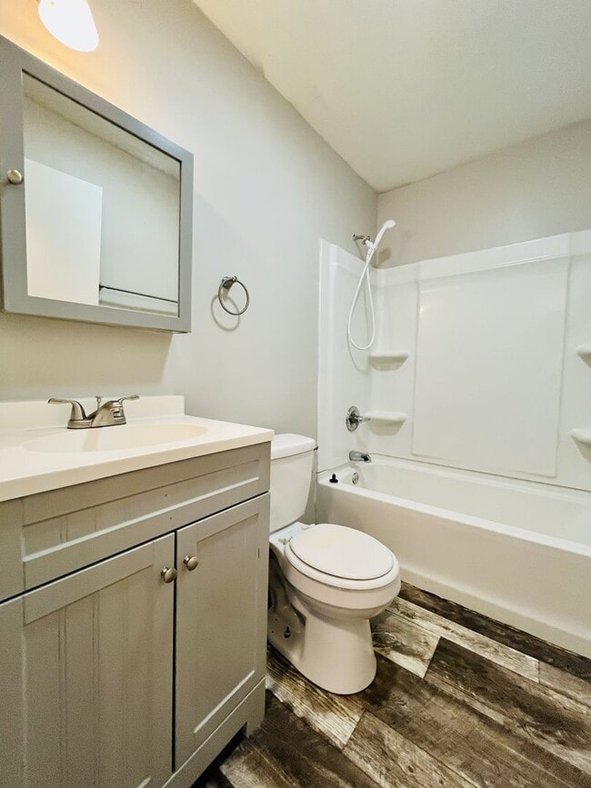 Building Photo - $250 OFF FIRST MONTH! 2 Bedroom 1 Bath inc...