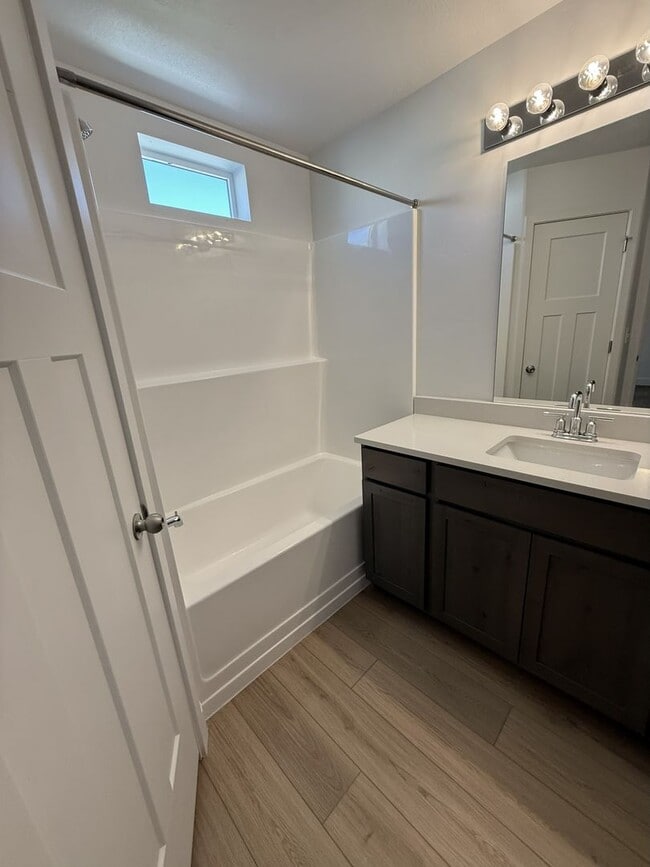 Building Photo - Spacious 3-Bedroom Upper-Level Home in Gra...