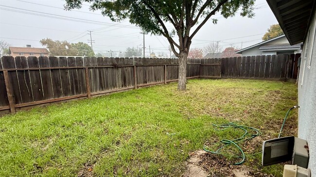 Building Photo - 121 W 2nd St