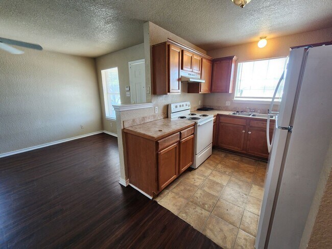 Building Photo - Roomy 3 Bedroom Duplex In South Fort Worth