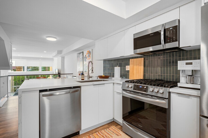 Building Photo - 5435 Yarmouth Ave