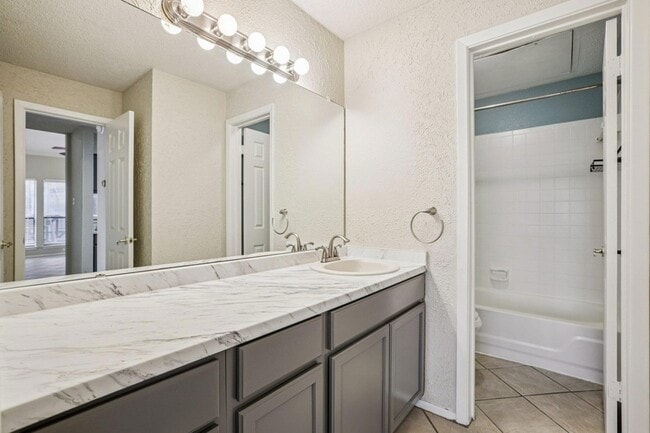 Building Photo - 807 W 25th St