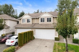 Building Photo - Spacious Townhome with Fenced In Back Yard