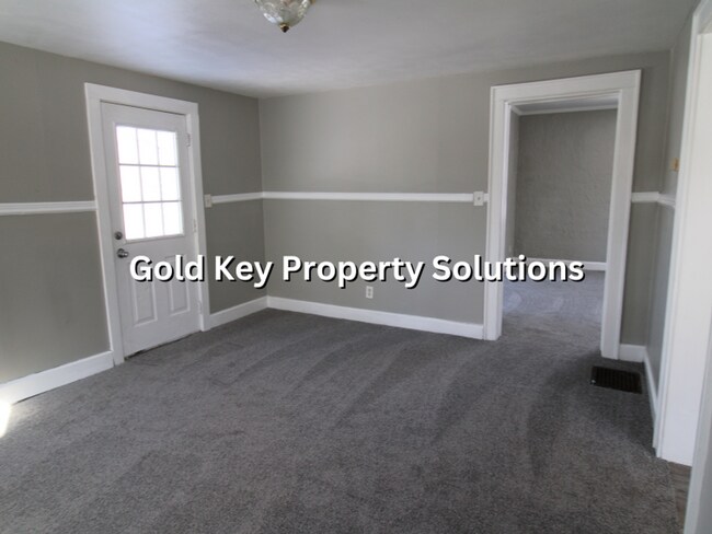 Building Photo - Spacious 3 BR 1 BA House with Dining Room and Basement (NO SECTION 8)