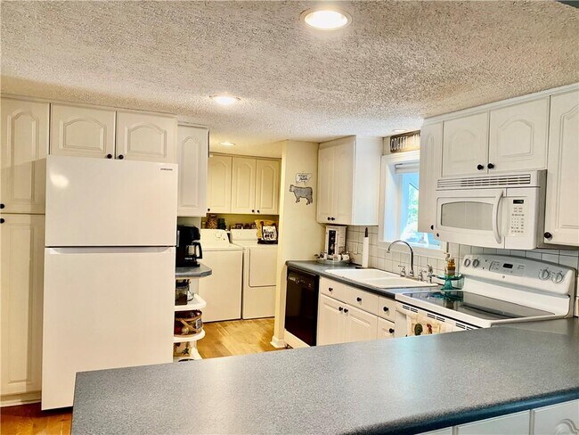 Building Photo - 148 Pine Tree Path