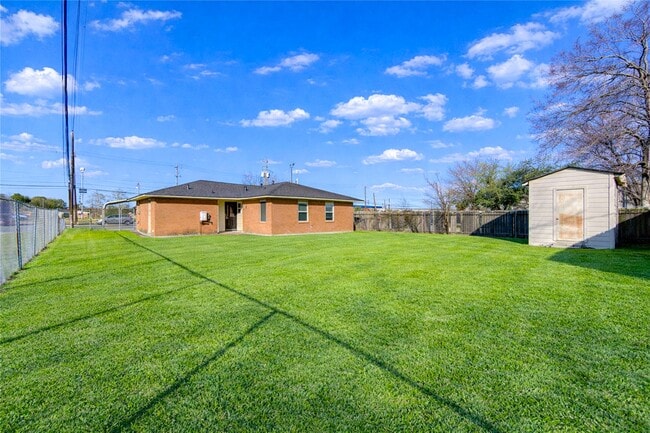 Building Photo - 2714 Southmore Ave