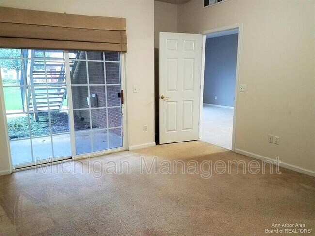 Building Photo - 9521 Lakeside Dr