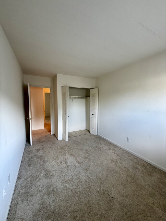 Building Photo - 305 W Cadbury Dr