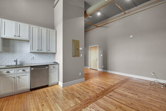 Building Photo - Cozy-Mod New-School Loft