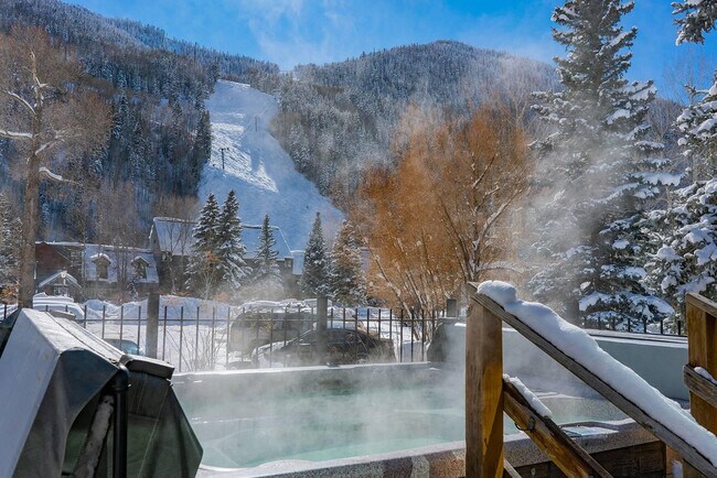 Building Photo - 747 W Pacific Ave