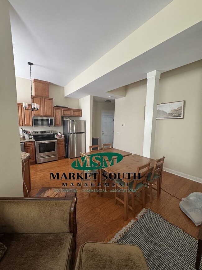 Building Photo - *REDUCED* FURNISHED RENTAL ON HENRY