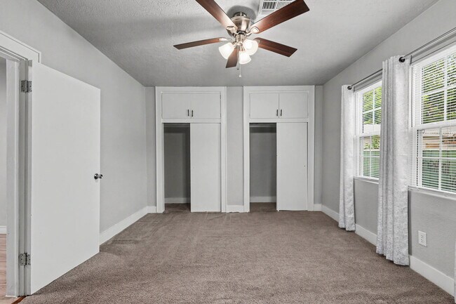 Building Photo - 537 SW 45th St