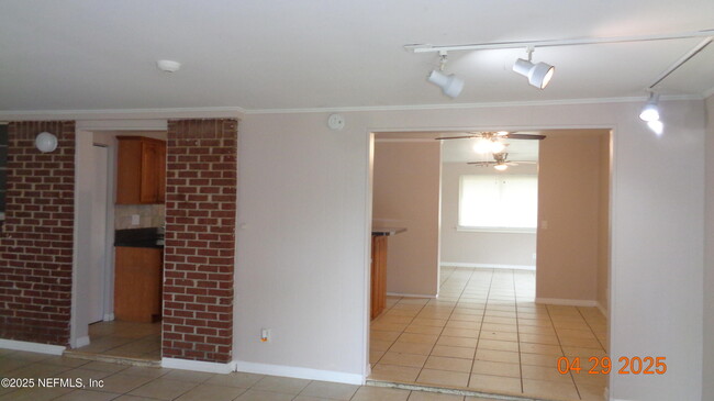 Building Photo - 1204 Crown Dr
