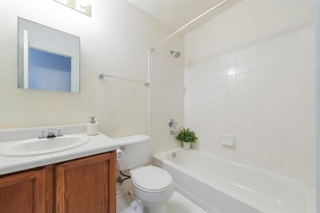 Building Photo - 2813 Adelen Ln