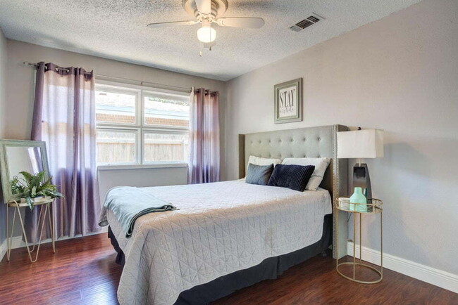 Building Photo - Beautifully Updated Home with Modern Ameni...