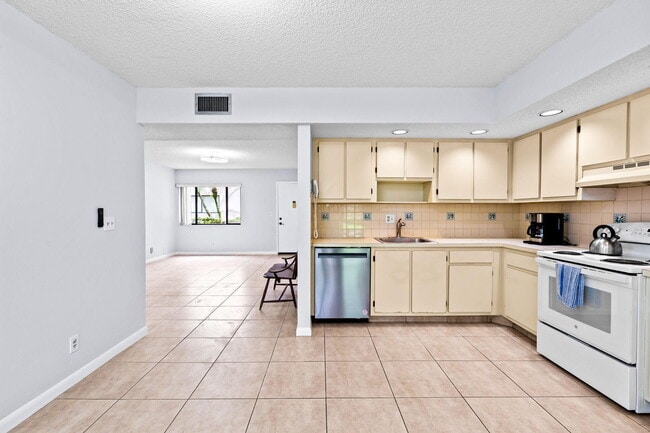 Building Photo - 5310 Las Verdes Cir