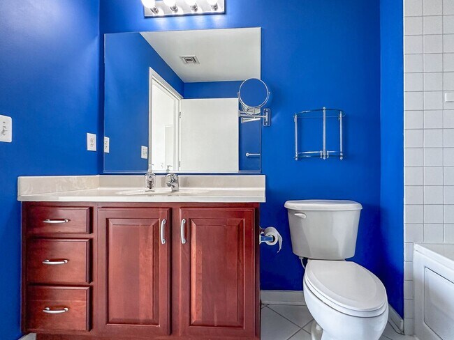 Building Photo - Luxury and Convenience in Royal Oak