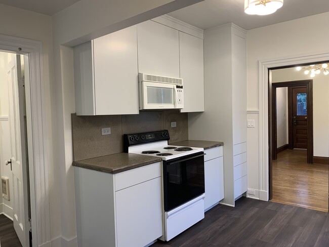 Kitchen with lots of storage. - 1023 SE Bidwell St