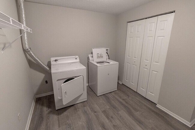 Building Photo - 215 Wheaton Ct