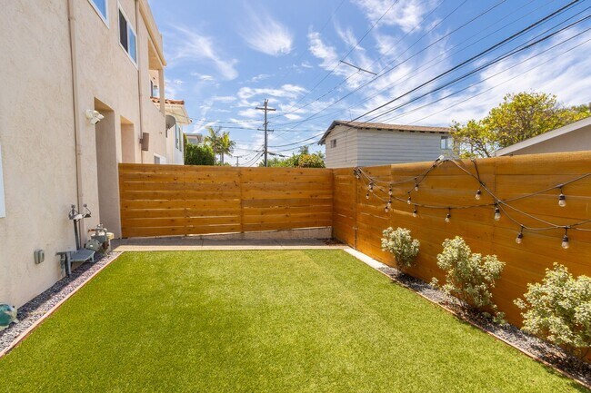 Building Photo - Beautiful 3Bed/2.5Bath Oceanview Home in C...