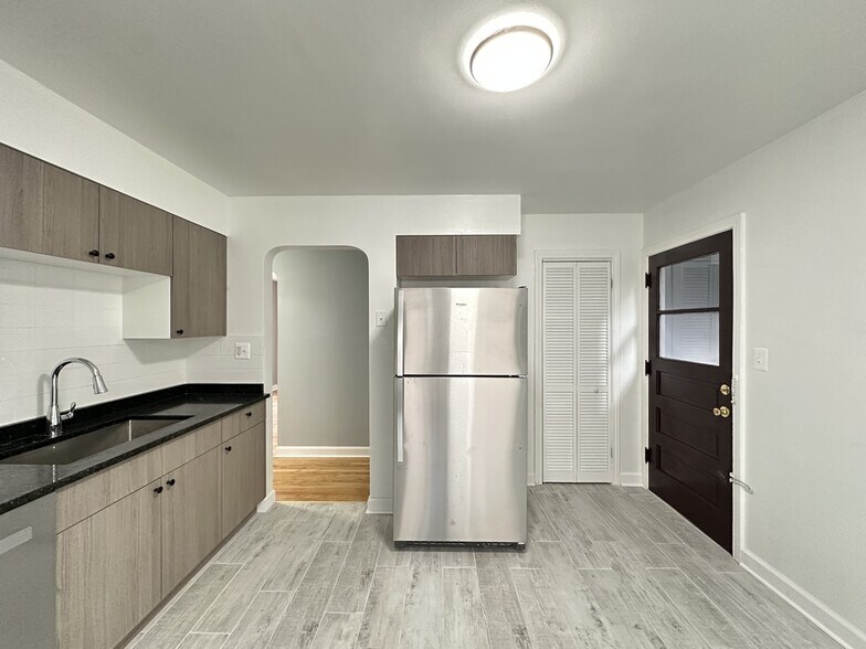 Building Photo - 6715 N California Ave