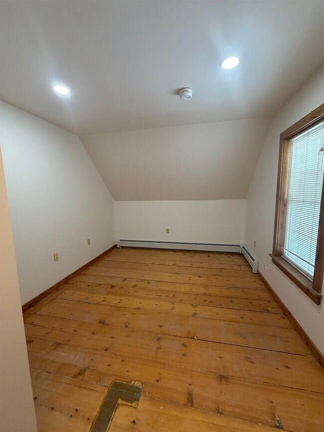 Building Photo - 211 Main St