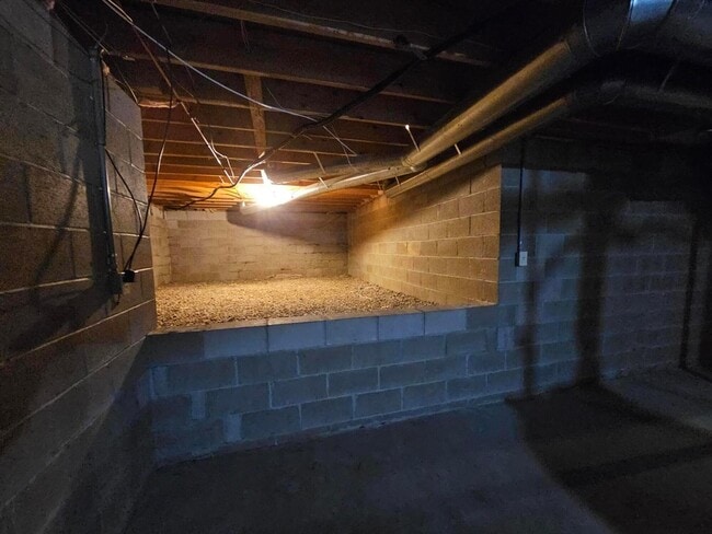 Building Photo - 5622 Blandon