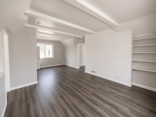 Building Photo - 1 Bed / 1 Bath Upstairs Unit with Private Balcony – Riverside Gardens