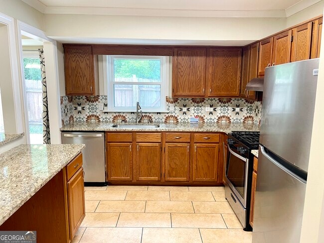 Building Photo - 696 Redland Dr