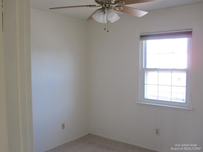 Building Photo - 3238 Alpine Dr