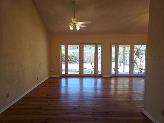 Building Photo - Charming 3 Bedroom, 2 bath Home in West El...