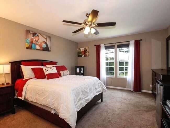 Building Photo - 10S410 Carrington Cir