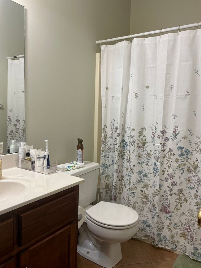 Building Photo - 1 Bedroom/2 .5 Bath Condo located in River...