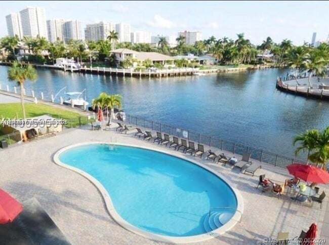 Building Photo - 301 Golden Isles Dr