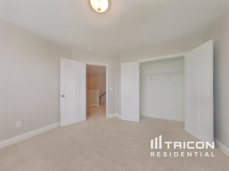 Building Photo - 1021 Crescent Moon Lp