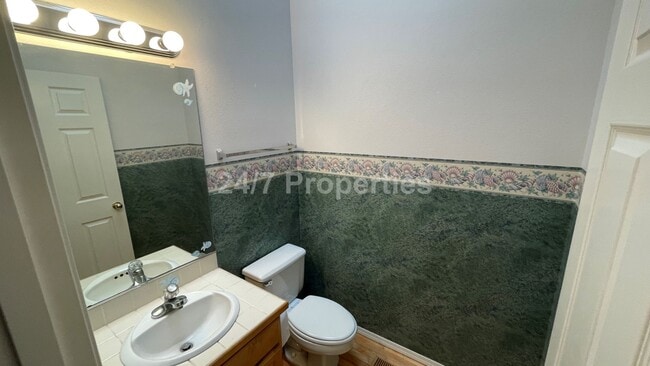 Building Photo - Inviting 3 BD | 2.5 BA Home w/ Massive Bac...