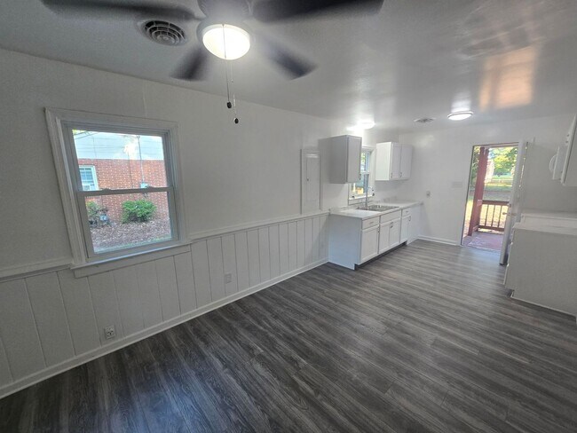 Building Photo - 1013 S Park Dr