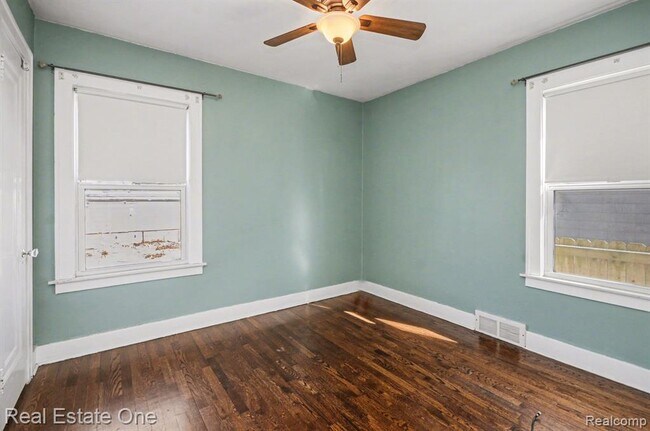 Building Photo - 1105 E Fifth St