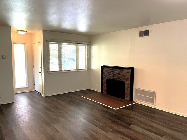 Building Photo - Enjoy Modern Living in this Upgraded home in a wooded area!