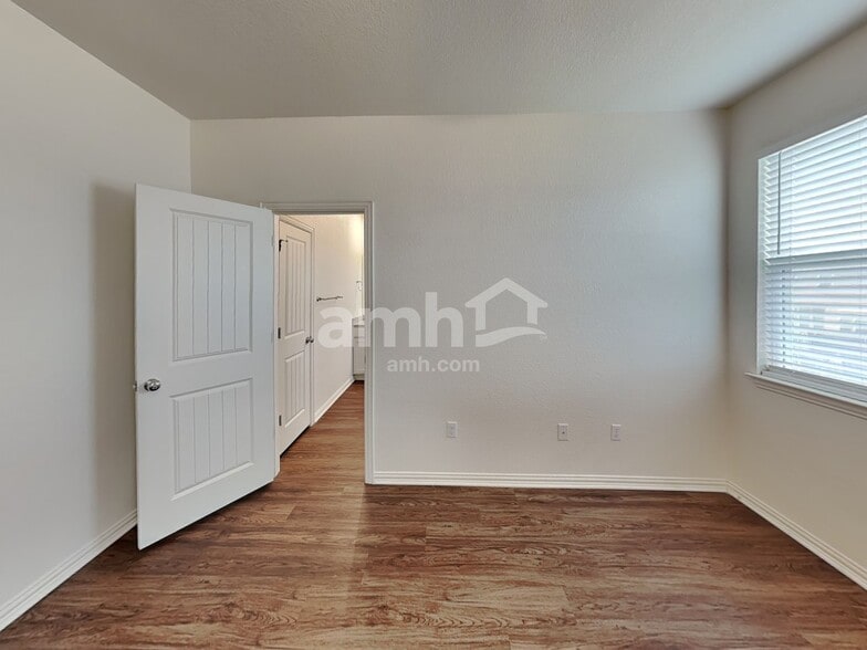 Building Photo - 2733 Meadowood Heights