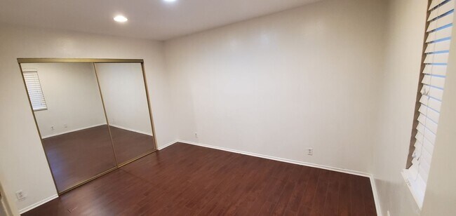 Building Photo - Spacious Silverlake Condo – Move-In Ready!