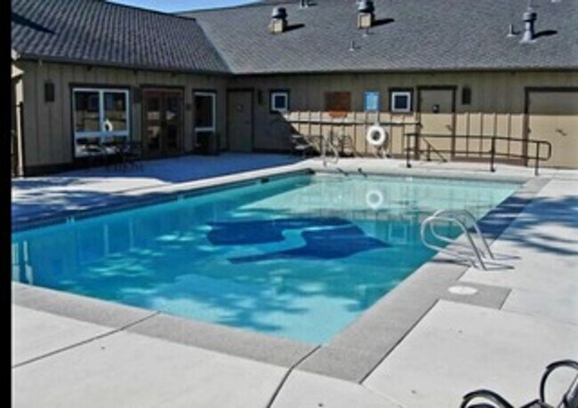 Building Photo - 2 Story Townhouse in Bend