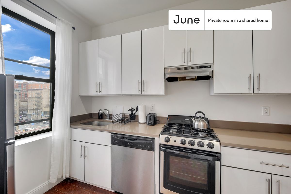 Building Photo - Private bedroom in 4 bed/1 bath Home