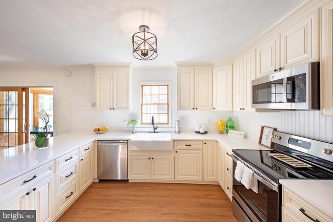 Building Photo - 105 King George Ct