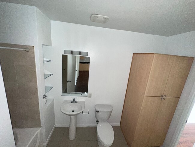 Building Photo - Modern Downtown Long Beach Condo with Ocea...