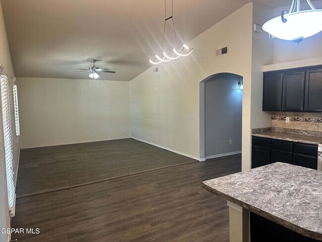 Building Photo - 720 Villa Romero Dr